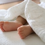 子供が寝るときに足をねじ込むクセ・足の重みが気持ちいという理由を解説！